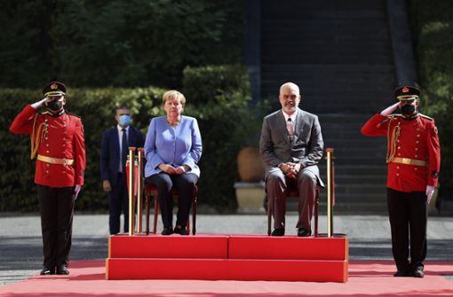 Albanien, Tirana: Edi Rama, Ministerpräsident von Albanien, und Kanzlerin Angela Merkel während einer Begrüßungszeremonie. Foto: dpa/Franc Zhurda
