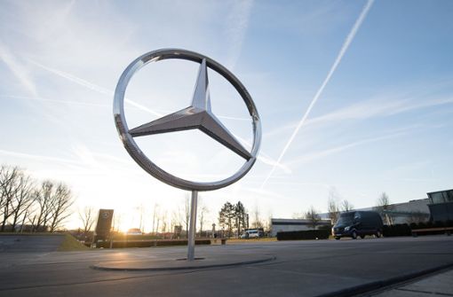 Noch strahlt der Mercedes-Stern: doch am Himmel ziehen dunkle Wolken auf. Foto: dpa