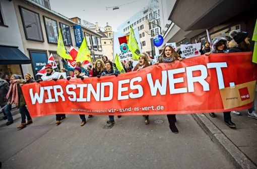 500 Demonstranten aus ganz Baden-Württemberg zogen am Montagvormittag vom Verdi-Haus auf den Marktplatz. Foto: Lichtgut/Leif Piechowski