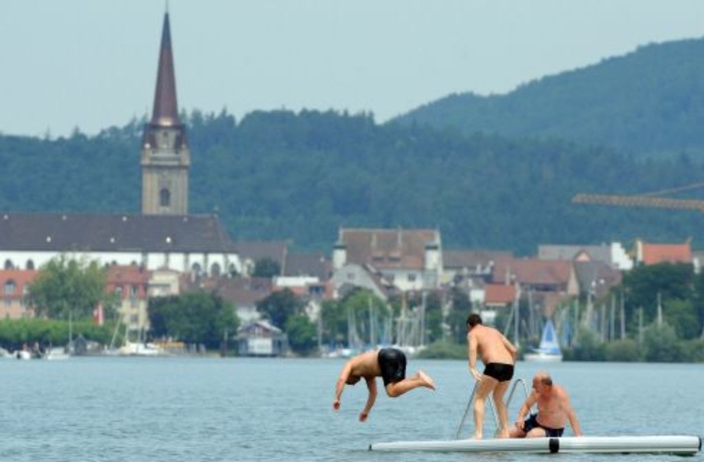 Auch am Strandbad in Iznang kann man in den  Bodensee springen. Im Hintergrund ist das Münster in Radolfzell zu sehen.