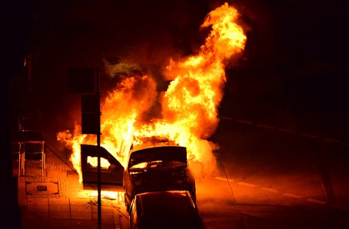 Durch einen technischen Defekt ist ein Auto in der Spittastraße in Stuttgart-West am Sonntagabend in Brand geraten. Foto: Martin Schott