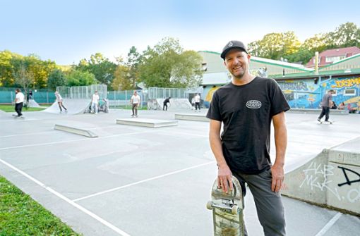 Rainer Czarnetzki steht seit 35 Jahren auf dem Skateboard. Er ist Ansprechpartner für die Anlage und vermittelt zwischen allen Parteien. Foto: Mar/Popowska