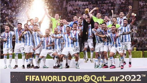 Argentiniens Nationalelf  im Freudentaumel nach dem Sieg über Frankreich im Finale: Katar war vor einem Jahr Gastgeberland für die Fußball-WM . Foto: imago//Marcio Machado