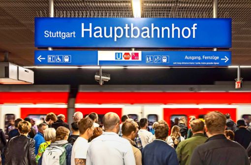 Alltag für ÖPNV-Nutzer in der Region: Warten auf die S-Bahn Foto: imago//Arnulf Hettrich