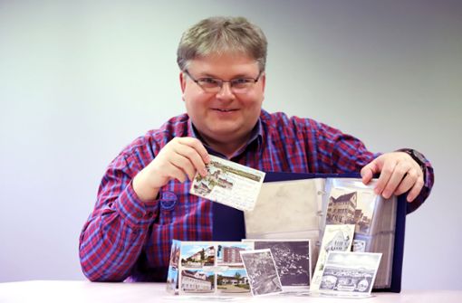 Markus Munk mit seinem Schatz von Postkarten aus Schmiden. Foto: Patricia Sigerist