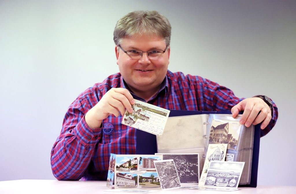 Markus Munk mit seinem Schatz von Postkarten aus Schmiden.