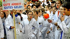 Bessere Tarifvereinbarungen in den Kliniken wollen Verdi und der Marburger Bund (hier bei einer Protestaktion der Ärztegewerkschaft in München) künftig nicht gegeneinander erkämpfen. Foto: dpa