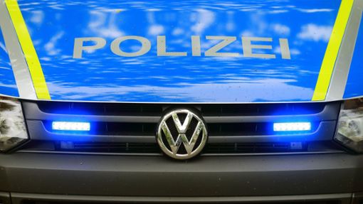 Ein 32-Jähriger ist  betrunken und unter Drogeneinfluss gegen ein Polizeiauto gefahren. (Symbolbild) Foto: dpa/Jens Wolf