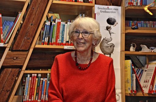 Dass die Bücherregale in der Bibliothek „Die Eule“ immer gut gefüllt sind, dafür hat Brigitte Kessler zehn Jahre lang gesorgt. Foto:  