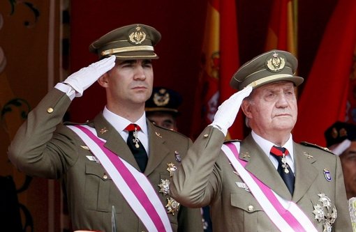 Nach fast 39 Jahren auf dem Thron dankt Spaniens König Juan Carlos (rechts) offiziell ab. Auf ihn folgt sein Sohn Felipe. Foto: EFE