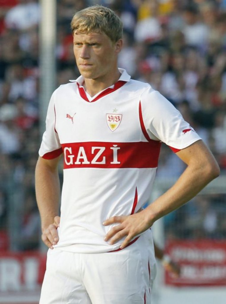 Der VfB 2010/2011: Weißes Trikot, roter Brustring - das kennen die Fans. Neu ist jedoch die Aufschrift Gazi. Neuer Sponsor, neues Outfit. Das ist die Regel.