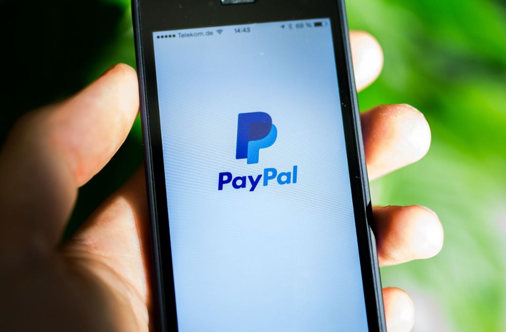 Dürfen Händler Gebühren für das Bezahlen mit Paypal und Co. nehmen? Darüber soll der Bundesgerichtshof in Karlsruhe nun entscheiden. Foto: dpa/Lukas Schulze