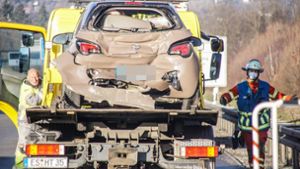 Der Opel einer 34-jährigen Frau wurde bei dem Aufprall zerstört. Die Fahrerin kam schwer verletzt in ein Krankenhaus. Foto: SDMG/Dettenmeyer