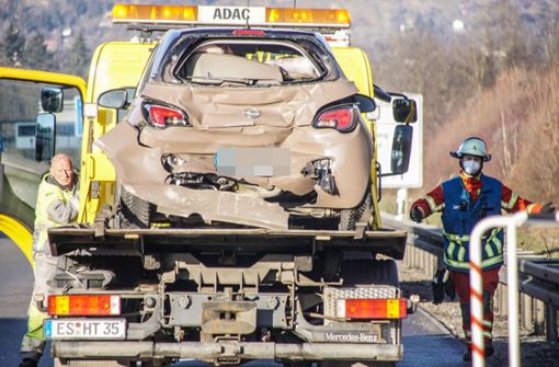 Der Opel einer 34-jährigen Frau wurde bei dem Aufprall zerstört. Die Fahrerin kam schwer verletzt in ein Krankenhaus. Foto: SDMG/Dettenmeyer