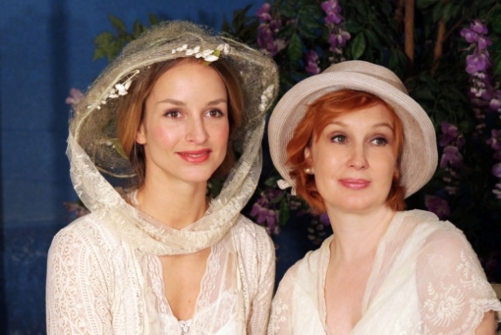 Lara Joy Körner (links) und Verena Wengler im Stück „Verzauberter April“. Foto: z