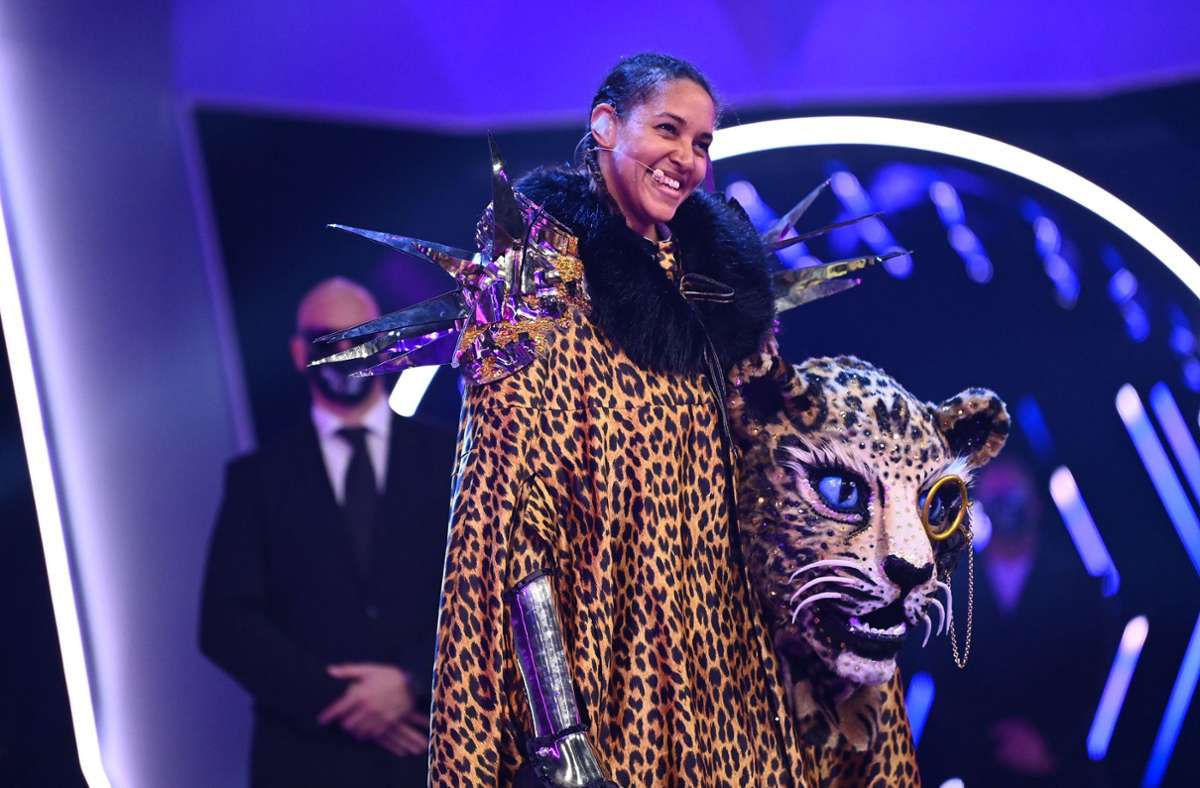 Die Sängerin Cassandra Steen  lüftet im Finale der Pro Sieben-Show „The Masked Singer“ das Geheimnis, dass sie im Kostüm des Leoparden steckt Foto: dpa/Willi Weber/ProSieben