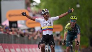 Maximilian Schachmann (r) kam auf der 1. Etappe des Giro dItalia hinter Jhonatan Narváez als Zweiter ins Ziel. Foto: Massimo Paolone/LaPresse via ZUMA Press/dpa