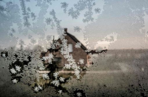 Eisblumen am Fenster: In der kommenden Woche rutschen die Temperaturen tiefer in den Minusbereich. Foto: AFP