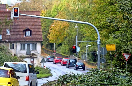 Grüppchenweise durch den Ort: Die neue Remsecker Ampel soll die Anwohner der Remstalstraße vor Stau bewahren. Foto: factum/Granville