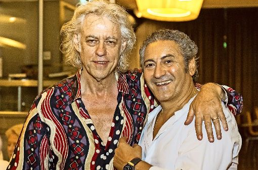 Rockmusiker Bob Geldof mit Wirt Luigi Aracri im Ristorante La Commedia im Stuttgart Hospitalviertel.   Foto: Andreas Engelhard