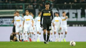 VfB-Spieler Nicolas Gonzalez ist enttäuscht, im Hintergrund jubeln die Gladbacher.Foto:Pressefoto Baumann Foto:  