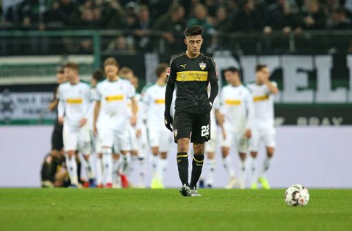VfB-Spieler Nicolas Gonzalez ist enttäuscht, im Hintergrund jubeln die Gladbacher.Foto:Pressefoto Baumann Foto:  