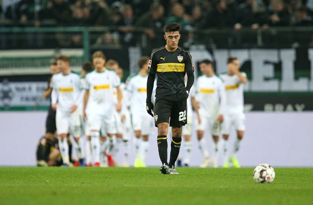 VfB-Spieler Nicolas Gonzalez ist enttäuscht, im Hintergrund jubeln die Gladbacher.Foto:Pressefoto Baumann