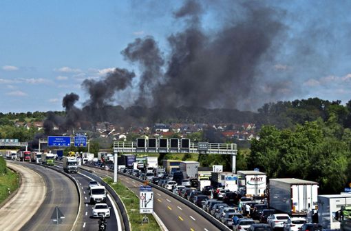 Die Rauchwolke des brennenden Kleinbusses war weithin zu sehen. Während der Vollsperrung drehte sich in Fahrtrichtung Ludwigsburg kein Rad mehr. Foto: Feuerwehr Ditzingen