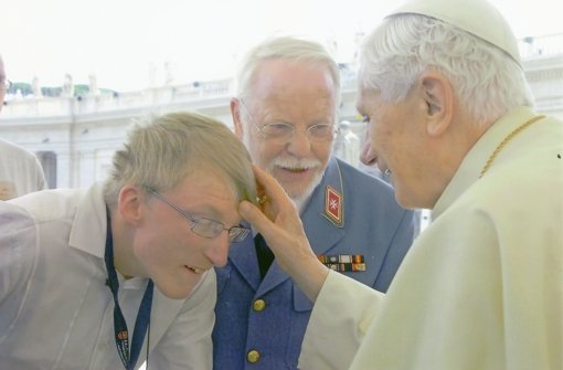 Papstaudienz, Oktober 2012: Malteser-Vize Edmund Baur (Mitte) und Johannes, ein Junge mit Behinderung. Foto: Felici