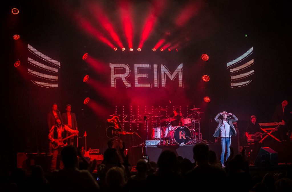 Matthias Reim und Band beim lichtshowsatten Auftritt in der Stuttgarter Liederhalle am 22. November 2018
