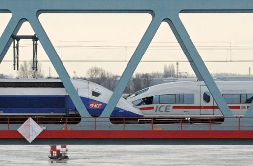 Ein deutscher ICE und ein französischer TGV auf der Rheinbrücke in Kehl Foto: dpa