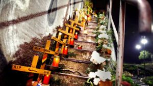 Kreuze stehen an der Gedenkstätte für die Opfer des Loveparade-Unglücks. Foto: dpa