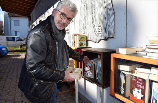 Albert Schüler mistet am Tausch-Bücherschrank in Plattenhardt aus. Foto: Patrick Steinle