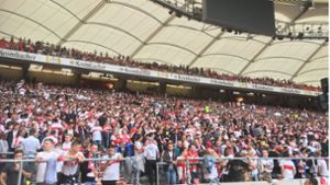 Tausende VfB-Fans verfolgen das Spiel in der Mercedes-Benz Arena. Foto: David Mairle