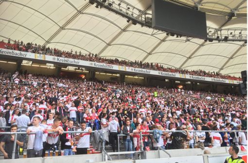 Tausende VfB-Fans verfolgen das Spiel in der Mercedes-Benz Arena. Foto: David Mairle