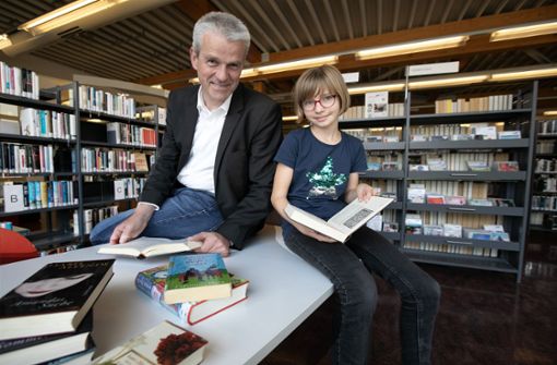 Ostfilderns Oberbürgermeister Christof Bolay und die Gymnasiastin Fenja Hornung teilen die Leidenschaft fürs Lesen. Foto: Horst Rudel/Horst Rudel