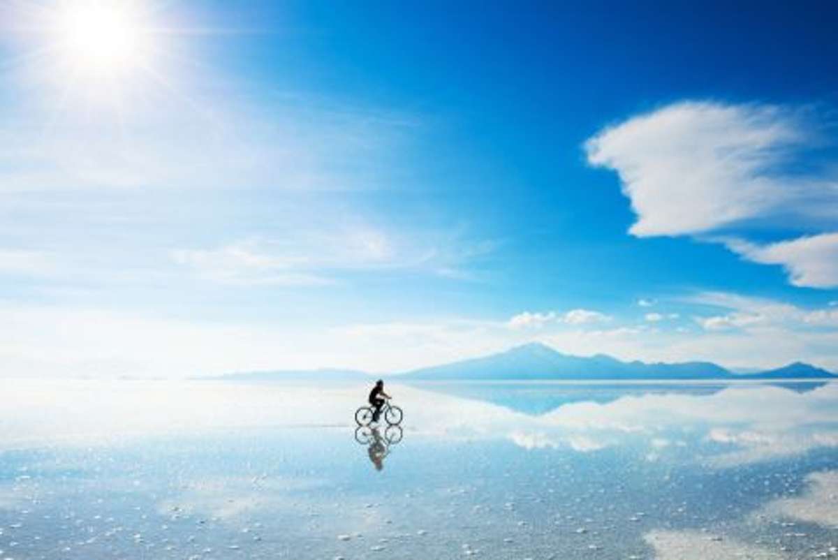 Beeindruckende unwirtliche Mondlandschaft: der Salar de Uyuni in Bolivien ist die größte Salzpfanne der Welt. Was für ein Erlebnis hier mit dem Fahrrad unterwegs zu sein.