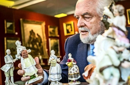 Der Kunstexperte Gert K. Nagel zeigt Porzellan-Figuren seiner Sammlung. Foto:  