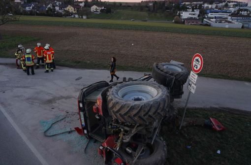Der Traktor überschlug sich. Foto: Andreas Rosar Fotoagentur-Stuttg