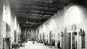 Die große Halle des Stuttgarter Hauptbahnhofs: Die Aufnahme ist vermutlich  Ende  1920er Jahre gemacht worden. Foto: Stzn-Archiv