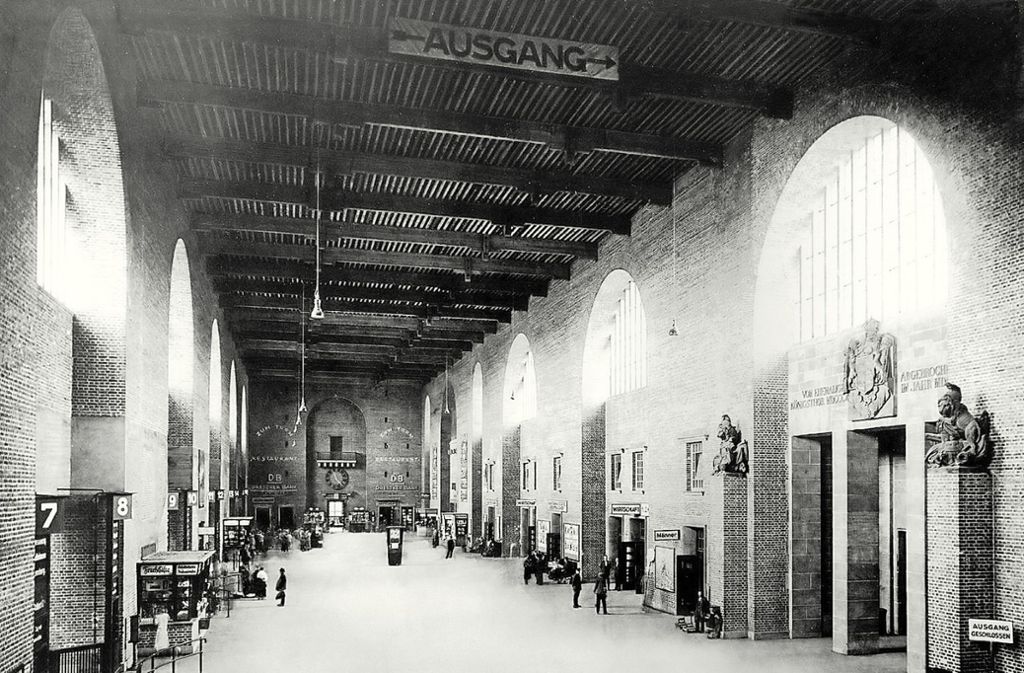 Die große Halle des Stuttgarter Hauptbahnhofs: Die Aufnahme ist vermutlich  Ende  1920er Jahre gemacht worden.