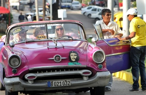 Oldtimer auf Havannas Straßen: Kubas  Tourismusindustrie birgt ein riesiges Potenzial, das allerdings nur mit ausländischen Investoren ausgeschöpft werden kann. Foto: dpa