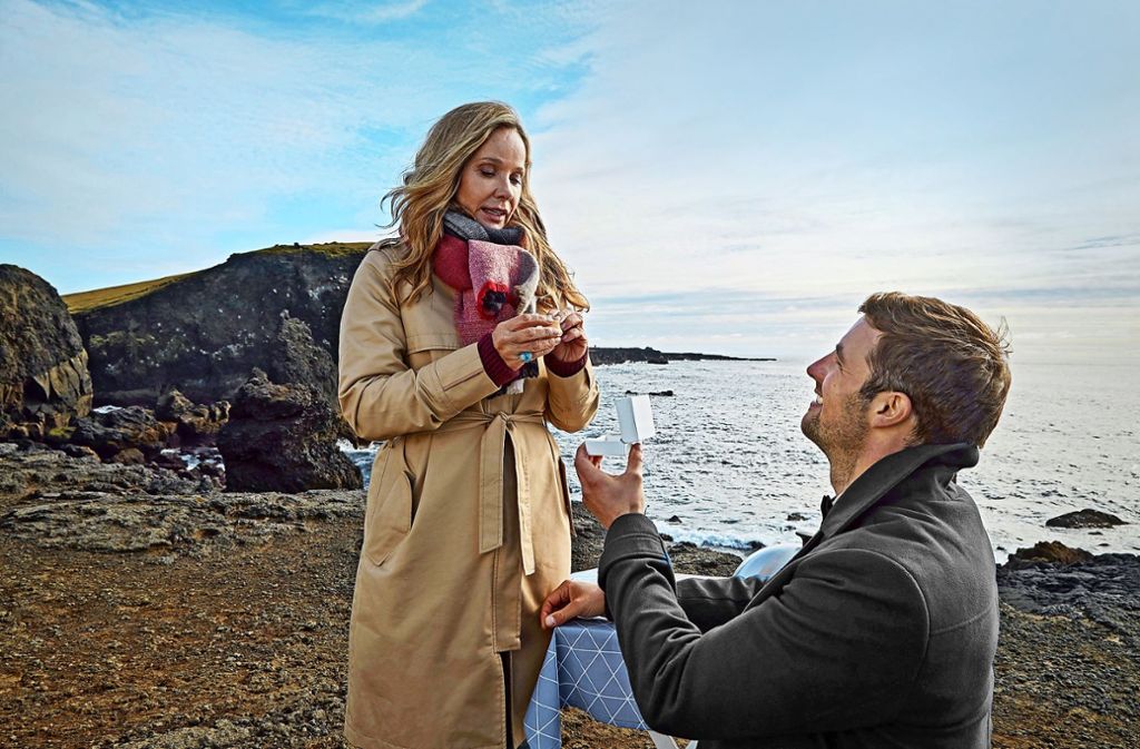 Die Liebe geht auch weiteste Wege: Alex (Ferdinand Seebacher) macht Claudia (Ann-Kathrin Kramer) auf Island einen Heiratsantrag