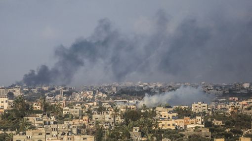 Über Gaza-Stadt steigt dichter Rauch infolge von israelischen Angriffen auf. Foto: Mohammed Talatene/dpa