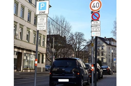 Parkzone oder Halteverbot? Bei so manchem Autofahrer sorgt die Beschilderung in der Badstraße für Verwirrung. Foto: Schumacher