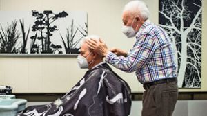 Seit gut 60 Jahren kriegt Heinz Küstner von Rudi Baier die Haare geschnitten. Foto: Thomas Bernhardt