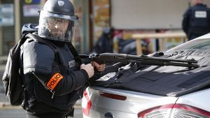 Ein Polizist hält nach den tödlichen Schüssen in Paris Wache am Ort des vermuteten Selbstmordanschlags. Foto: AP