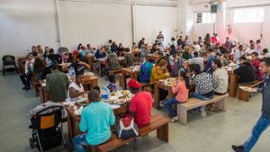 Flüchtlinge beim Essen. Foto: dpa