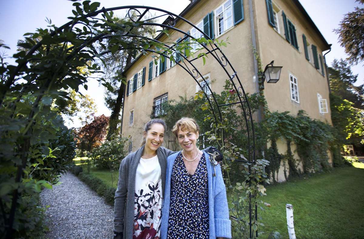 Rebecca Freiin Thumb von Neuburg (links) und ihre Mutter Marisa Freifrau Thumb von Neuburg bewohnen das Schloss.