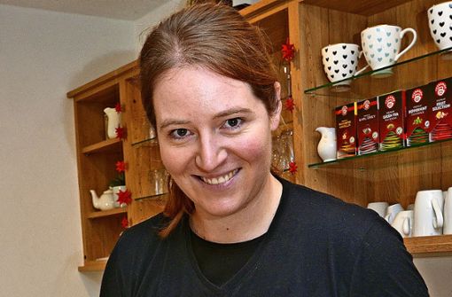 Die Konditormeisterin Katharina Fuchs aus Neuhausen lebt ihre Leidenschaft für das Tortenbacken, -gestalten und -verzieren. Foto: Gaby Weiß